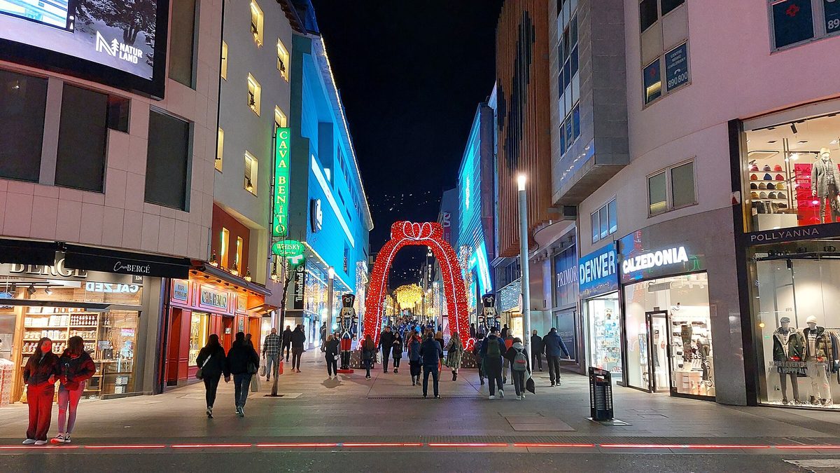 Avinguda Carlemany (Vivand), the pedestrianised end of the shopping mile, lit at night
