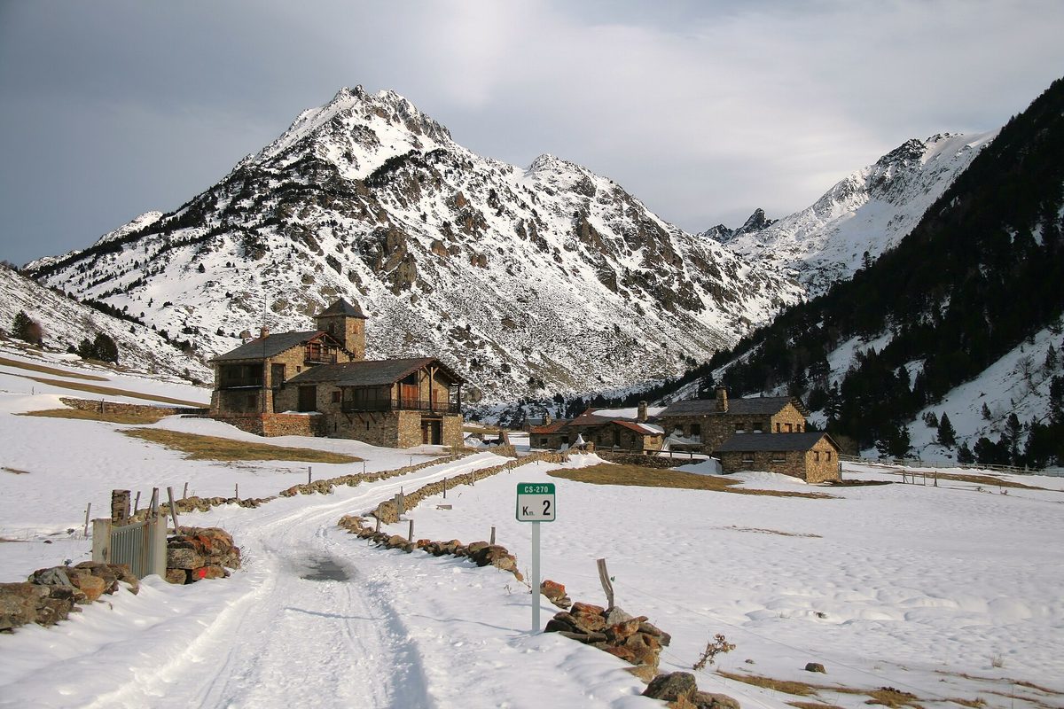 A wide Andorran mountain valley rising from the valley floor to peaks above 2,500 m, the altitude range that decides what to pack for Andorra